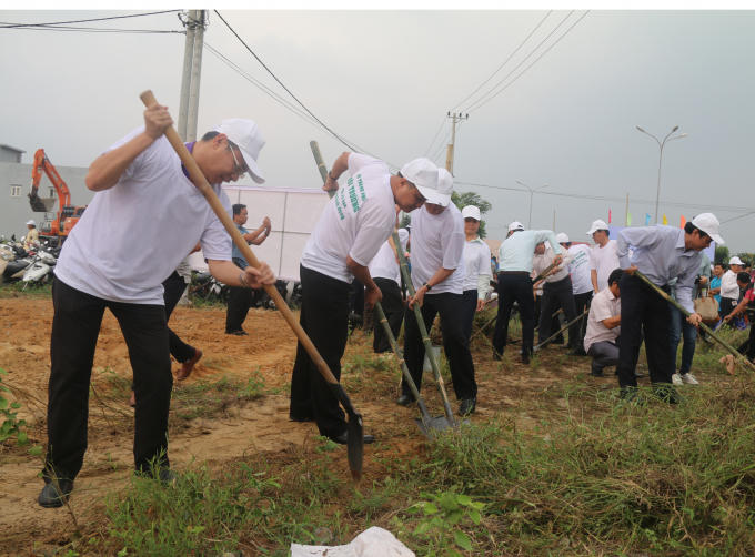 Phong trào thu hút hơn 3.000 người tham gia dọn dẹp vệ sinh trước ngày diễn ra Tuần lễ cấp cao APEC 2017.