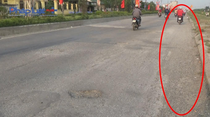 Sỏi, đá, ổ gà trải dọc theo tuyến đường 385 gây nhiều nguy hiểm.