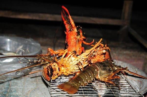 Tôm hùm nướng là một trong những đặc sản ở đây.