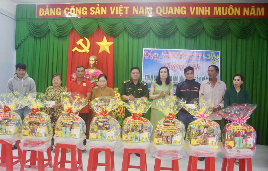 Trung tá Vũ Văn Tài – Đảng ủy viên, Phó Đồn trưởng Đồn Biên phòng Cái Đôi Vàm và bà Trần Thị Hoài Yên – Chủ tịch Hội Liên hiệp Phụ nữ xã Phú Tân trao quà Tết cho các hộ gia đình có hoàn cảnh khó khăn trên địa bàn.