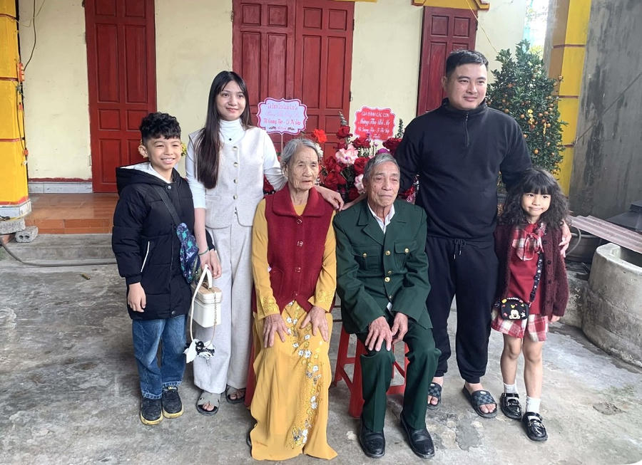 Sau khi tổ chức ở nhà văn hoá, con cháu sẽ về nhà mừng thọ riêng cho bậc sinh thành.