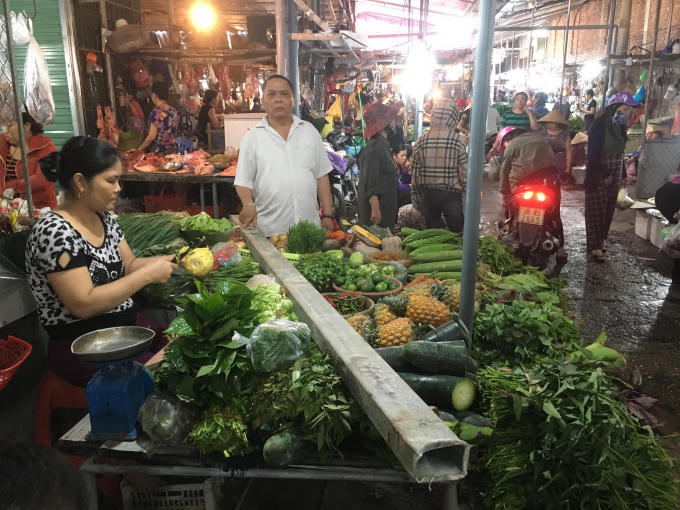 Thanh sắt lớn đã rơi từ công trình xây dựng, cắm xuống khu vực chợ khiến nhiều tiểu thương tại đây hoảng loạn tháo chạy.