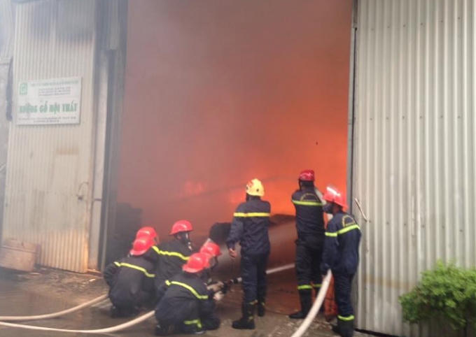 Lực lượng PCCC gồng mình khống chế ngọn lửa.