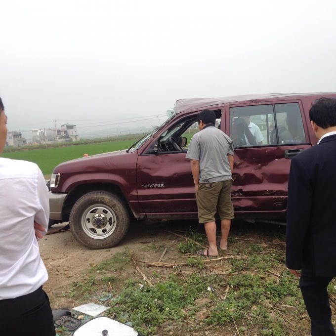 Xe Trooper manng BKS 36B 0886 bị móp méo sau cú đâm va vào cột mốc bên đường.