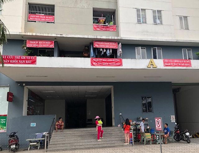 Cư dân treo băng rôn khắp 2 tòa nhà chung cư Tín Phong nhằm phản đối dự án trạm ép rác (Ảnh: Xuân Trường)