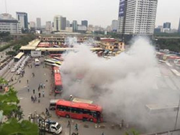 Hiện trường nơi chiếc xe bốc khói ngùn ngụt khiến nhiều người hoảng hốt (ảnh: Facebook/otofun.net)