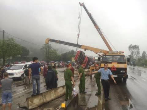 Cơ quan chức năng tiến hành di chuyển chiếc xe bị lật, tránh ách tắc giao thông.