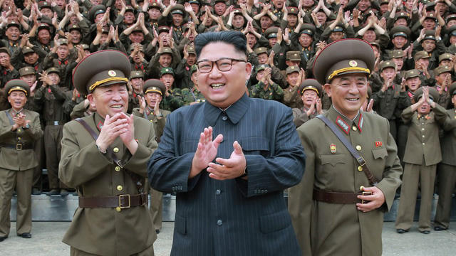 Nhà lãnh đạo Kim Jong-un tới thăm một đơn vị quân đội (Ảnh: AP)