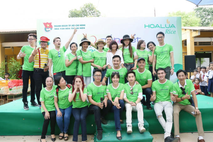 Việt Quang ngoài việc tích cực tham gia từ thiện sau khi trở lại showbiz.