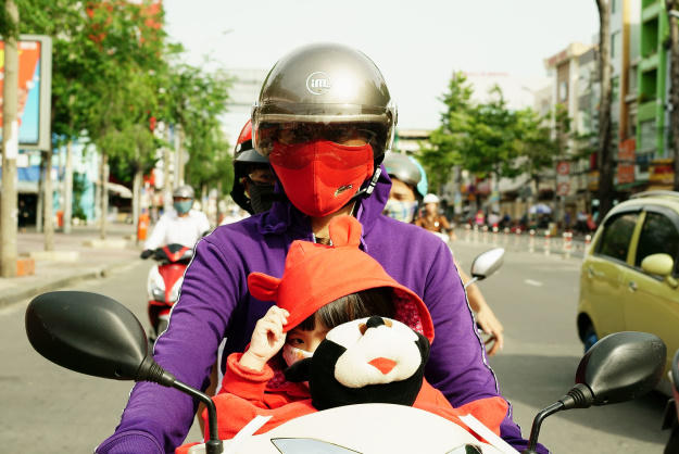 C&aacute;ch chị em &ldquo;chống nắng&rdquo; dưới g&oacute;c nh&igrave;n h&agrave;i hước của một &ldquo;&ocirc;ng T&acirc;y