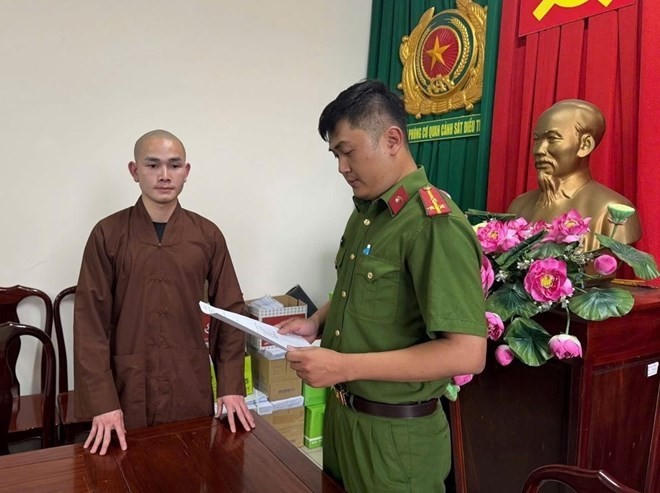 Cơ quan CSĐT Công an tỉnh Đồng Nai tống đạt quyết định khởi tố bị can và lệnh cấm đi khỏi nơi cư trú đối với Vũ Hoàng Phú - chủ kênh Tik Tok có khoảng 1,2 triệu người theo dõi. Ảnh: Công an tỉnh Đồng Nai