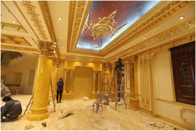 Nội thất của lâu đài được thiết kế theo phong cách cổ điển châu Âu, với mái vòm cong sẫm màu, trần cao và các phòng được phân chia với không gian rất rộng.