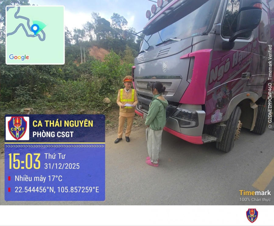 Lực lượng CSGT làm việc với lái xe tải N.T.M.H.