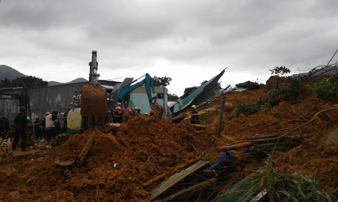 Huy động nhiều máy móc, thiết bị để tìm kiếm nạn nhân.