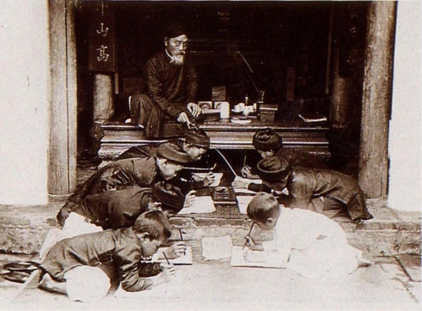 Lớp học xưa của thầy đồ, thầy cầm roi ngồi tr&ecirc;n sạp gụ để dạy học tr&ograve; viết chữ Nho.