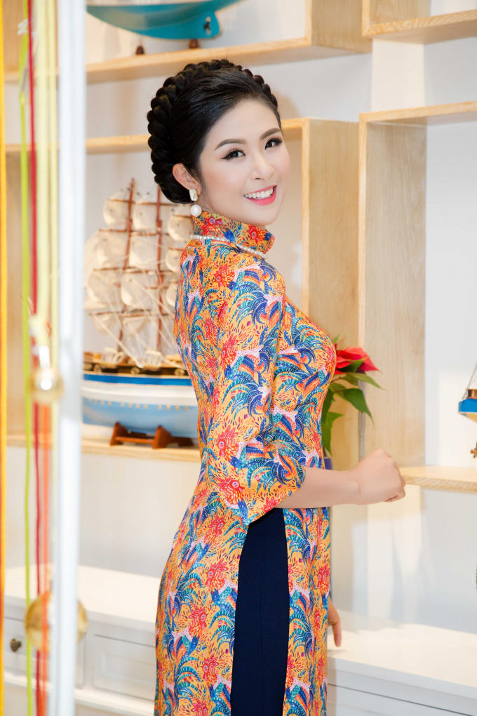 Hoa hậu Việt Nam Ngọc Hân đẹp dịu dàng trong trang phục áo dài in họa tiết con gà trống, biểu tượng của Tết Đinh Dậu