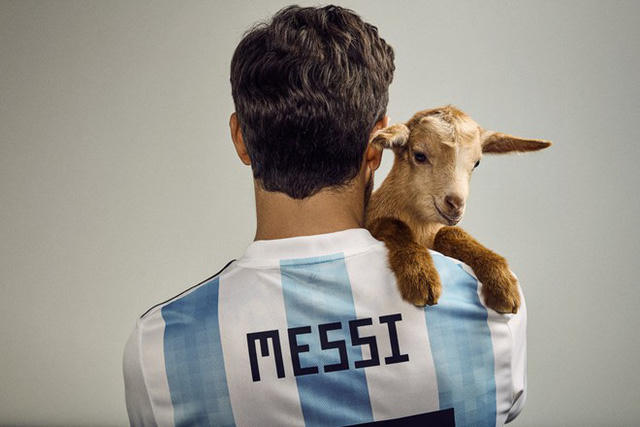 Hình ảnh Messi bên chú dê trong chiến dịch quảng cáo G.O.A.T