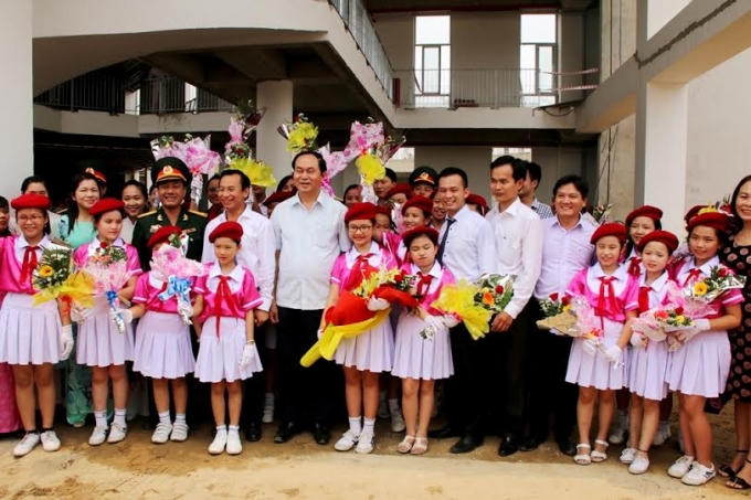Chụp hình chung với các em học sinh.