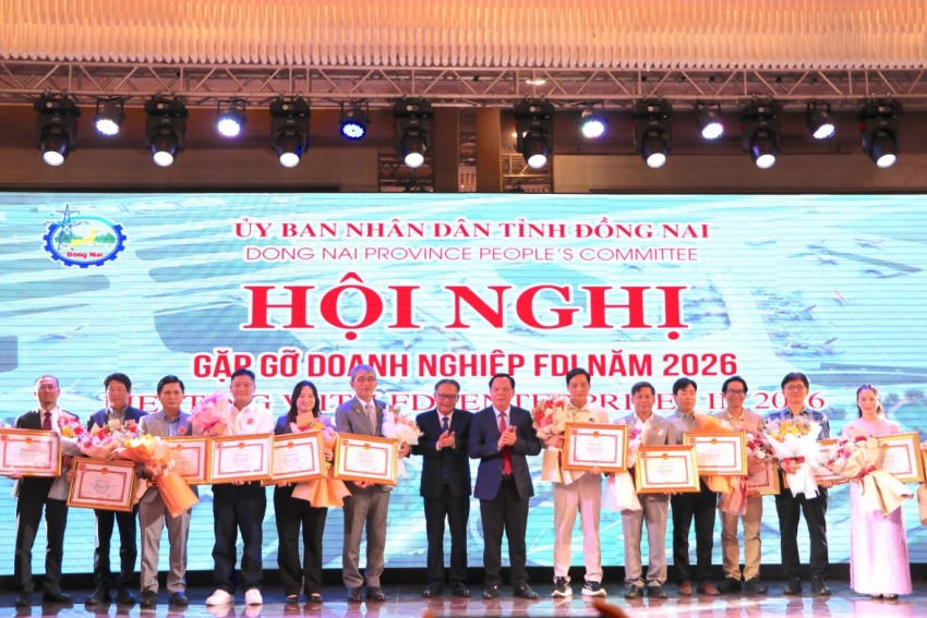 Lãnh đạo tỉnh Đồng Nai tặng bằng khen cho 14 doanh nghiệp FDI có thành tích trong hoạt động sản xuất kinh doanh.