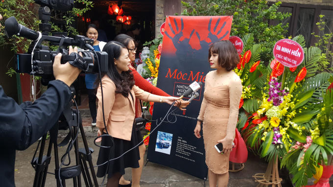 Nhiều phóng viên Báo, Đài tới đưa tin về buổi lễ ra mắt sách của tác giả Mộc Miên.