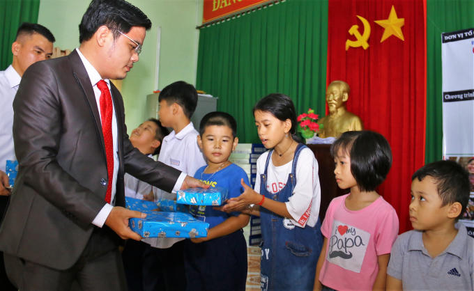 Trao quà cho các em nhỏ hiếu học.