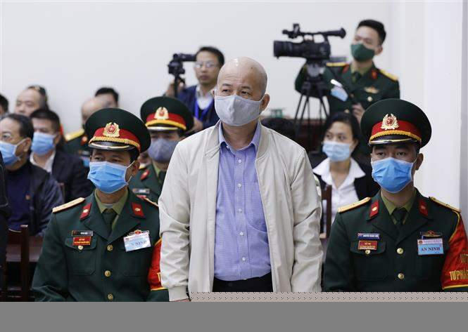 Đinh Ngọc Hệ (cựu Phó Tổng Giám đốc Tổng Công ty Thái Sơn) nghe Hội đồng xét xử tuyên án. Ảnh: Dương Giang/TTXVN