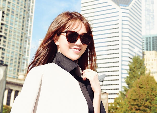 Người đẹp x&otilde;a t&oacute;c v&agrave; trang điểm nhẹ nh&agrave;ng nhưng vẫn v&ocirc; c&ugrave;ng xinh đẹp v&agrave; nổi bật.