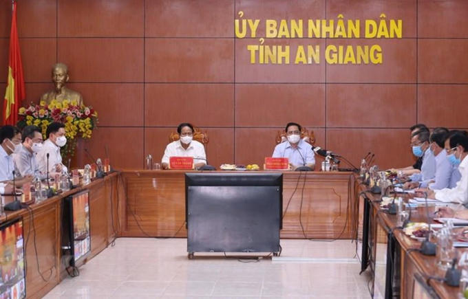 Thủ tướng Chính phủ Phạm Minh Chính chỉ đạo công tác phòng, chống dịch COVID-19 với các tỉnh biên giới phía Tây Nam từ điểm cầu tỉnh An Giang. (Ảnh: Văn Điệp/TTXVN)