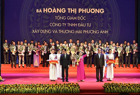 Bà Hoàng Thị Phương – Tổng giám đốc Công ty TNHH Đầu tư và Xây dựng Phương Anh vừa được tôn vinh là Doanh nhân Việt Nam tiêu biểu năm 2016.