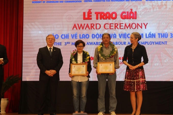 Hai giải nhì thuộc về loạt bài của báo Lao động và loạt bài của Đài PT - TH Lâm Đồng.