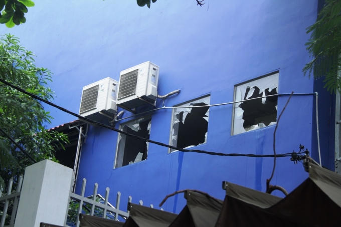 Các khung cửa kính tại trạm biến áp bị vỡ.