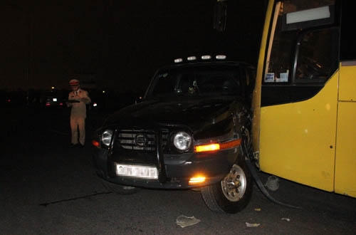 Xe 4 chỗ găm chặt vào đầu xe khách. Ảnh: Hải Bình.