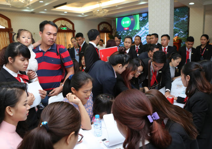 Không khí sôi nổi ở bàn đặt mua dự án