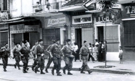 Những lính Pháp cuối cùng trên đường phố Hà Nội.