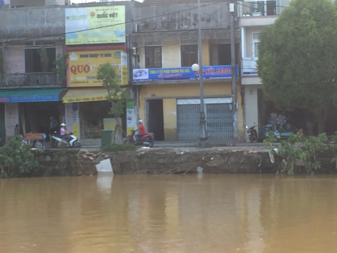 Khu vực bờ kè sông Đông Ba hiện đang bị hư hỏng thuộc phía tuyến đường Huỳnh Thúc Kháng.