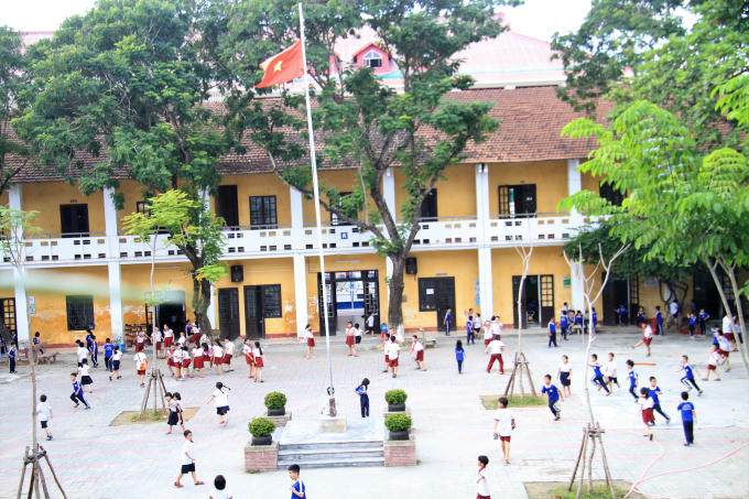 Toàn bộ giáo viên  và học sinh mong muốn có một ngôi trường vững chắc dạy và học.