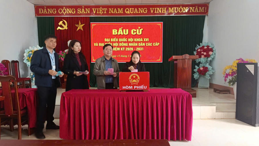 Bà Ma Thị Mận, Bí thư Đảng ủy và ông Lường Văn Vương, Phó Bí thư Thường trực Đảng ủy xã Bạch Thông kiểm tra diễn tập trước thềm bầu cử .(Từ phải qua trái)