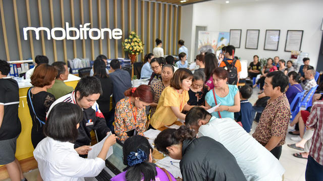 Điểm giao dịch của nhà mạng MobiFone trên đường Nguyễn Chí Thanh cũng chật kín người dân tới làm thủ tục bổ sung thông tin thuê bao.