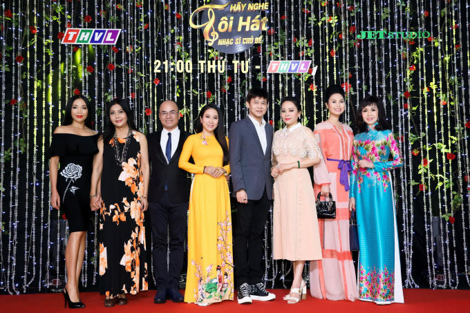 Danh ca Thai Chau chup hinh cung giam khao khach moi