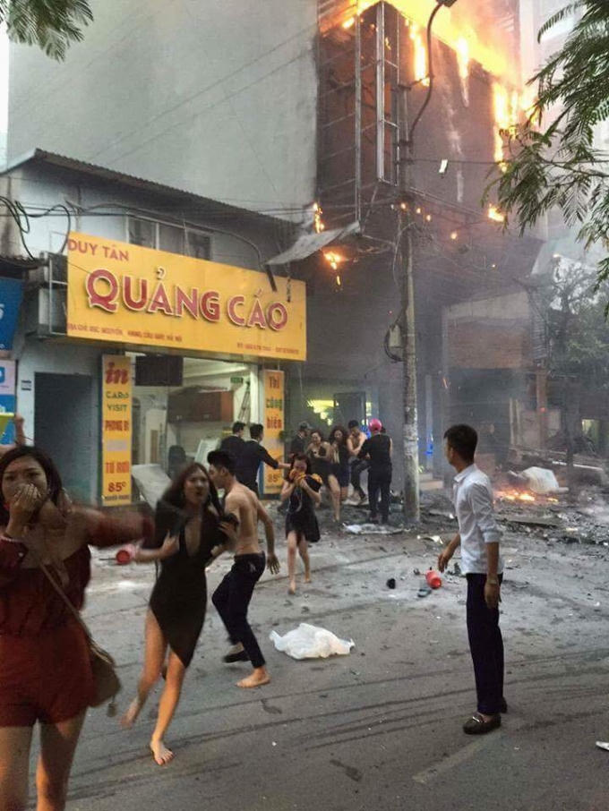 Nhiều cô gái đầu tóc bù xù hoảng hốt từ trong quán chạy ra.