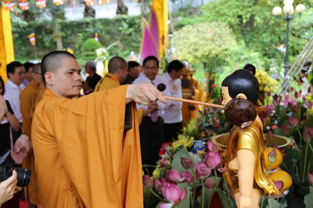 Nghi lễ tắm Phật diễn ra trong không khí trang nghiêm.