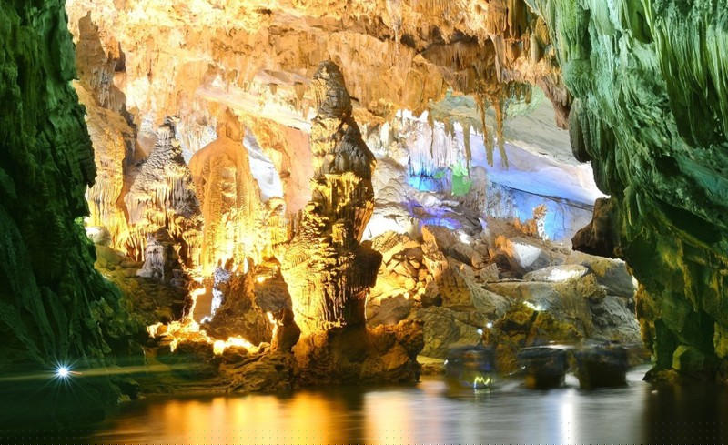  Thế giới sắc màu lộng lẫy và kỳ ảo trong động Phong Nha.