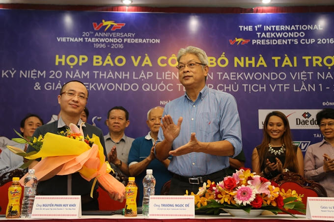 &Ocirc;ng Trương Ngọc Để - Chủ tịch Li&ecirc;n đo&agrave;n Taekwondo Việt Nam tặng hoa cho nh&agrave; t&agrave;i trợ ch&iacute;nh.