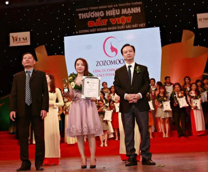 Chị Hồng Thương nhận danh hiệu gương mặt doanh nhân xuất sắc đất Việt.