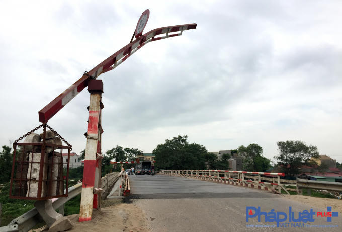 Một bên barie của cầu đã bị xe tải đâm hư hỏng. Nhân viên trông coi cầu Chiếc cho hay: "Một bên barie hỏng  đã được mấy ngày rồi, nguyên nhân là do những chiếc xe tải lớn với thùng cao chay qua đây đã cố tình đâm hỏng".