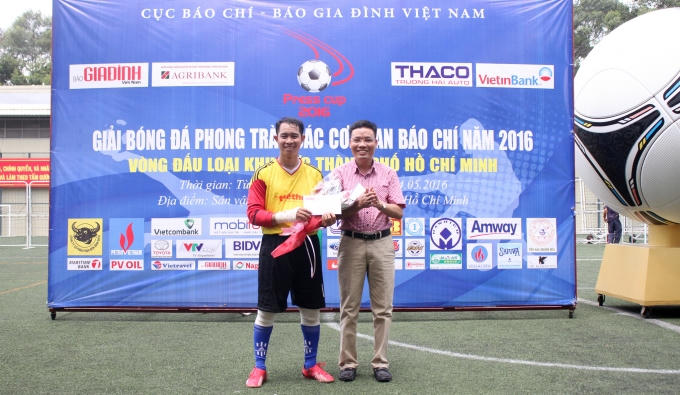Hoàng Giang được trao danh hiệu thủ môn xuất sắc nhất giải.