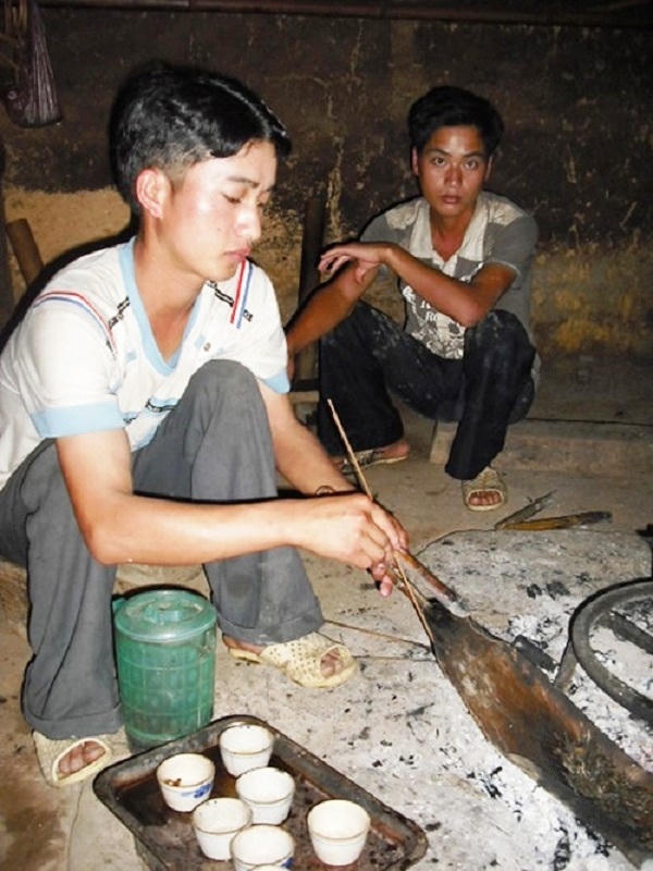 Những tấm hợp kim đuy - ra chuyên dùng để chế tạo máy bay được tận dụng làm đồ sao, sấy chè.