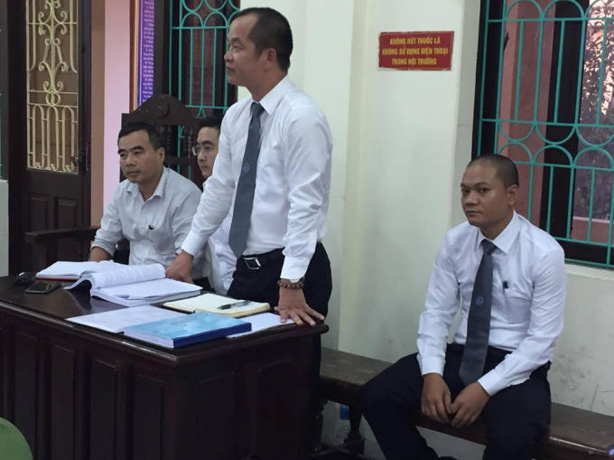 LS Phạm Quang Hưng (người đứng) cùng các luật sư đồng nghiệp tham gia bảo vệ cho bị cáo Trần Thoát Hoan.