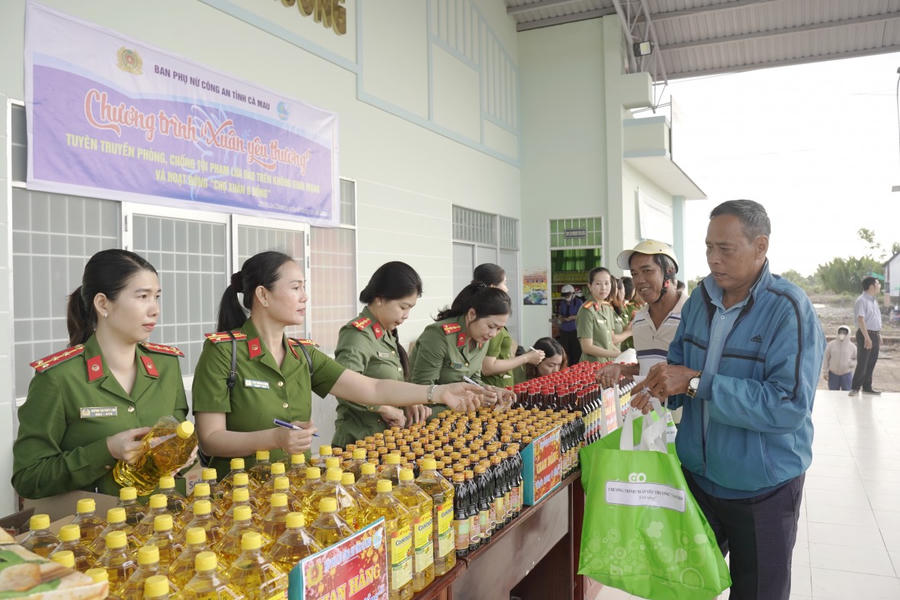 10 gian hàng được bố trí tại phiên ‘Chợ Xuân 0 đồng’ trong Chương trình ‘Xuân yêu thương’ tại xã Tạ An Khương, phục vụ Nhân dân tự tay lựa chọn các mặt hàng nhu yếu phẩm cho Tết Nguyên đán.