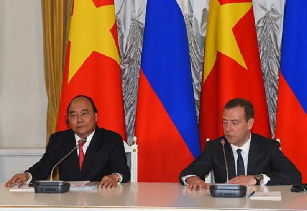 Thủ tướng Nguyễn Xuân Phúc trong buổi họp báo với Thủ tướng Nga Medvedev.